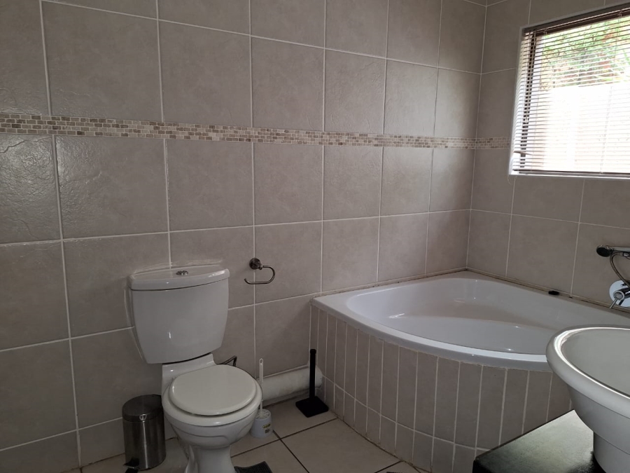 5 Bedroom Property for Sale in Caribbean Beach Club North West